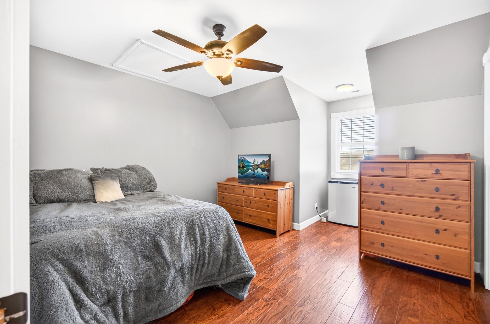 3432 WJ Robinson Road Cookeville, TN 38506 - Photo 13 of 32 a bedroom with a bed and a dresser