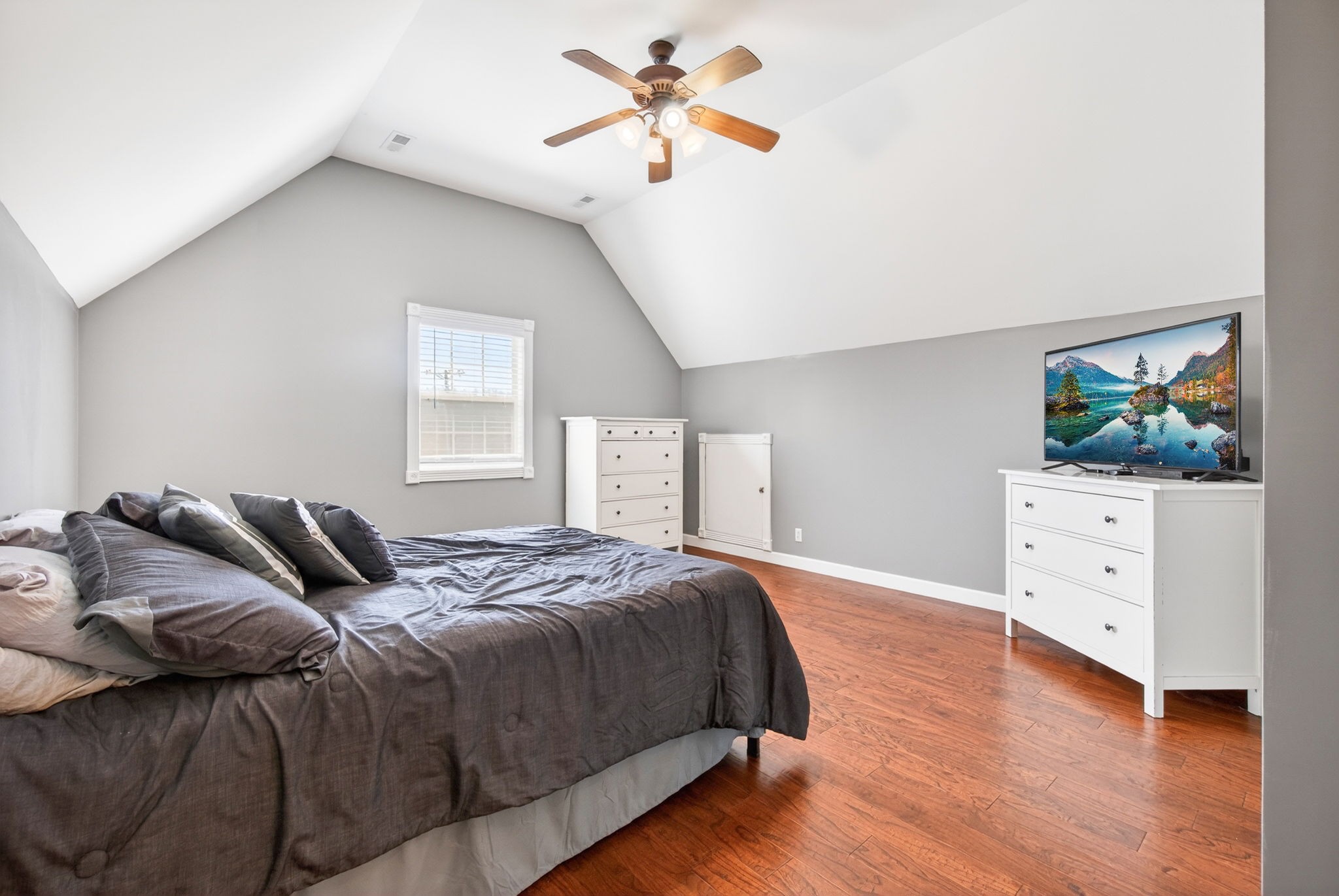 3432 WJ Robinson Road Cookeville, TN 38506 - Photo 18 of 32 a bedroom with a bed and a dresser