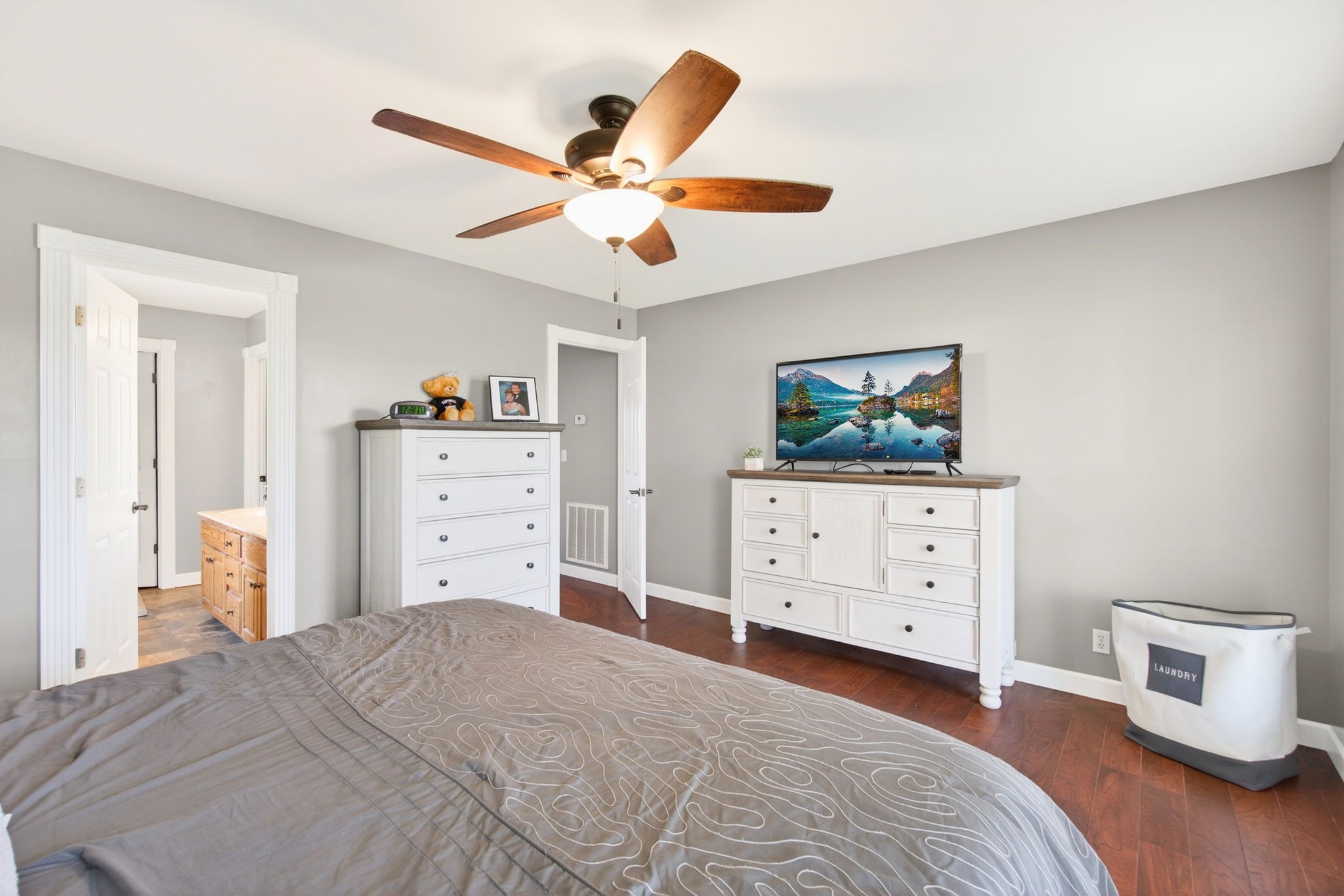 3432 WJ Robinson Road Cookeville, TN 38506 - Photo 10 of 32 a bedroom with a bed and a dresser