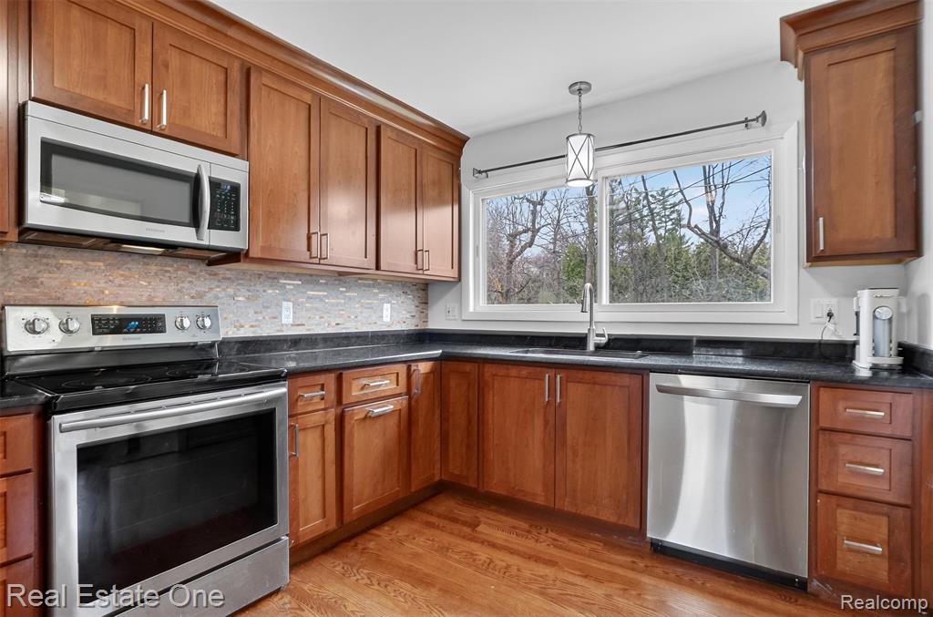 28491 Bayberry Road Farmington Hills, MI 48331 - Photo 11 of 37