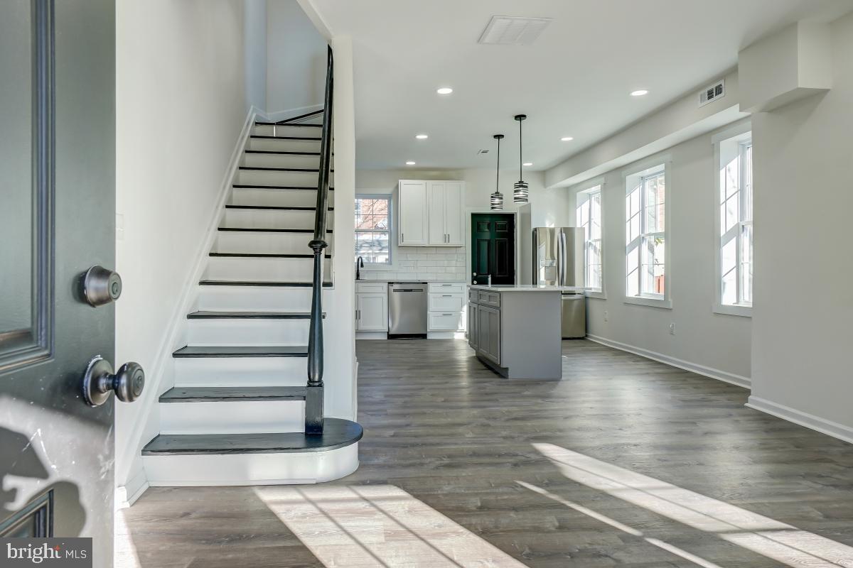 601 Rittenhouse Street Northwest Washington, DC 20011 - Photo 4 of 36 Foyer
