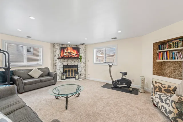 $419,999 | 9109 Crescent Court, Oak Lawn, IL 60453