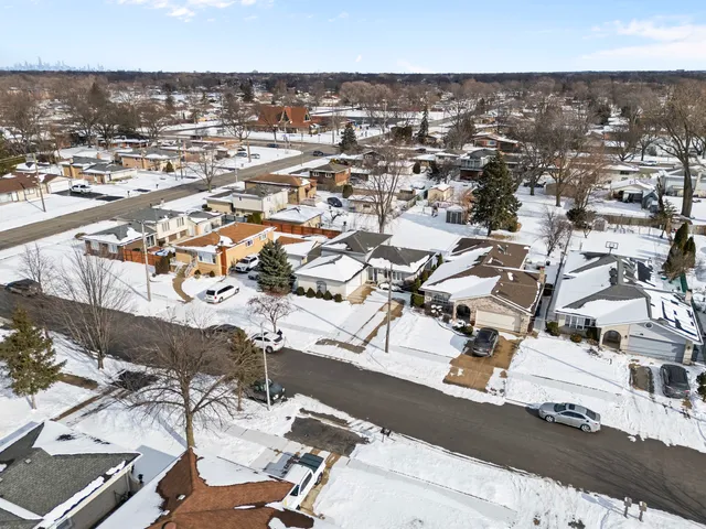 $419,999 | 9109 Crescent Court, Oak Lawn, IL 60453