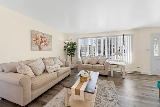 $419,999 | 9109 Crescent Court, Oak Lawn, IL 60453