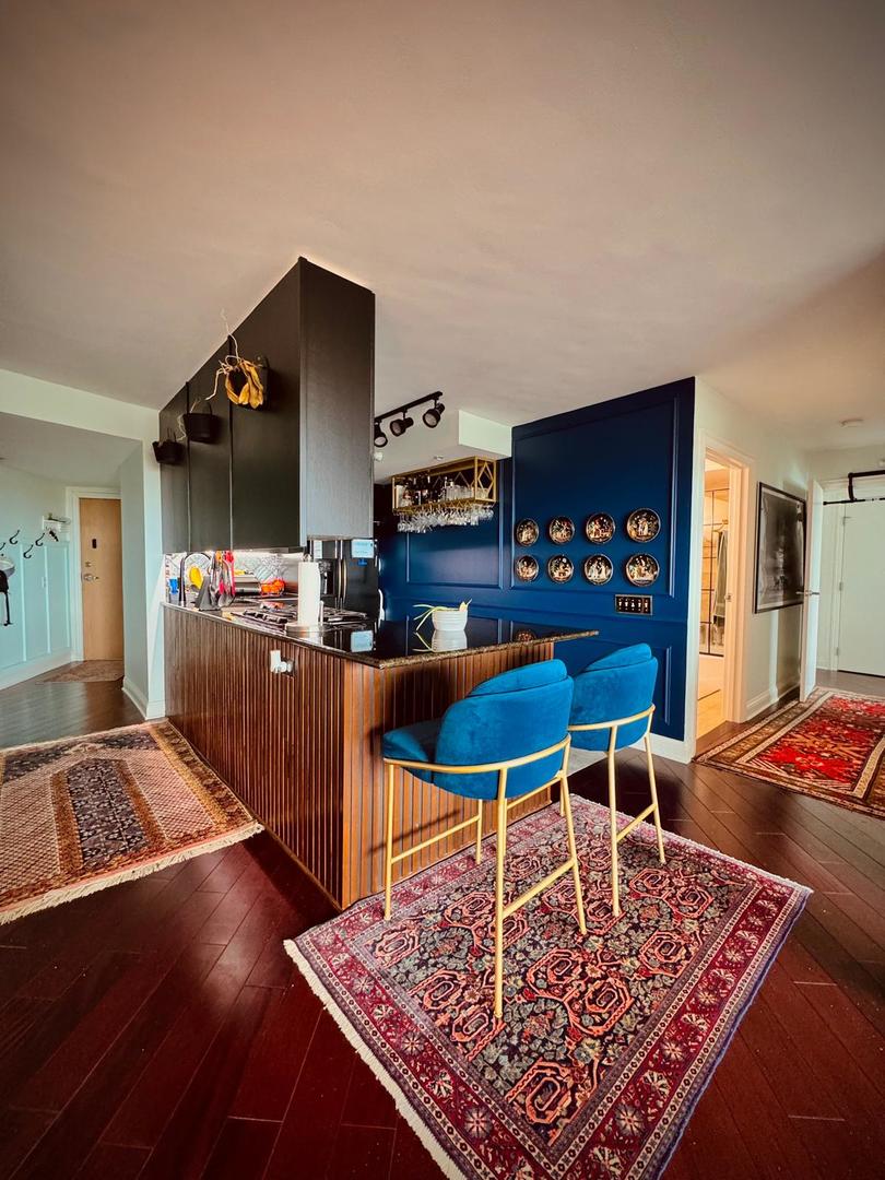 1720 Maple Avenue, Unit 2680 Evanston, IL 60201 - Photo 22 of 74 a living room with furniture and a rug