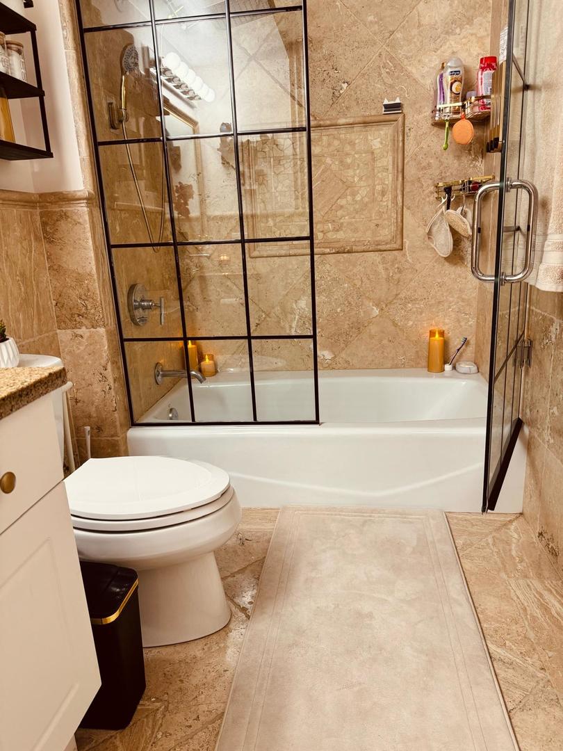 1720 Maple Avenue, Unit 2680 Evanston, IL 60201 - Photo 27 of 74 a bathroom with a toilet and a shower