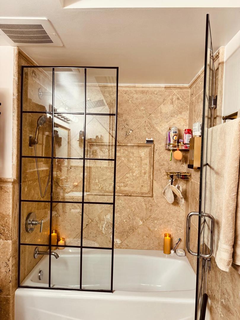 1720 Maple Avenue, Unit 2680 Evanston, IL 60201 - Photo 29 of 74 a bathroom with a bathtub and next to a window