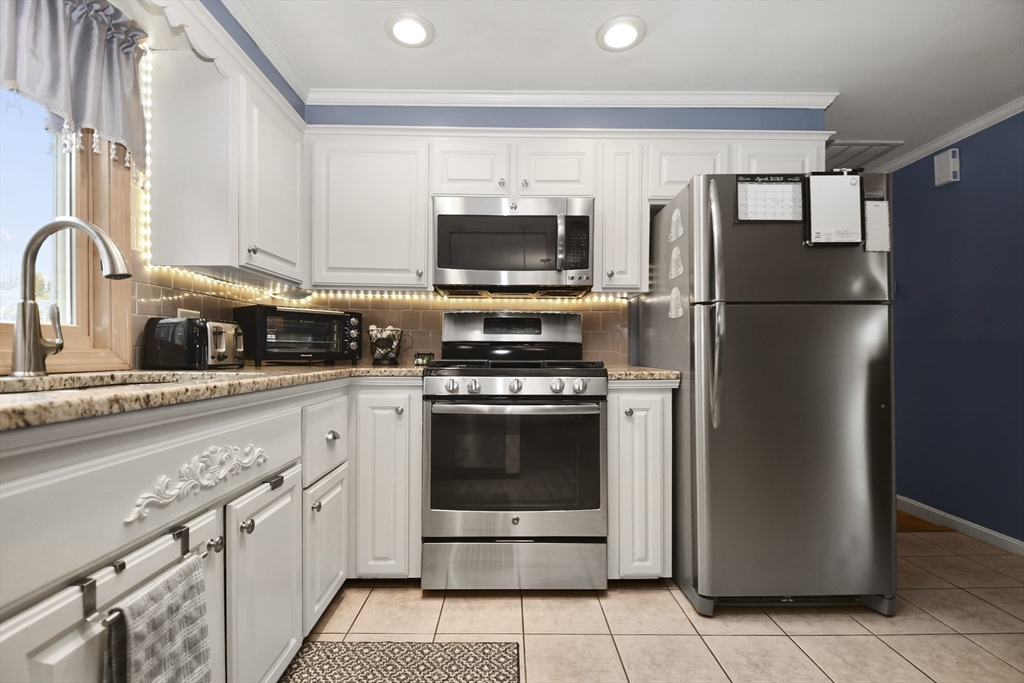 31 Cardinal Road Somerset, MA 02726 - Photo 11 of 40 Gallery Image 11