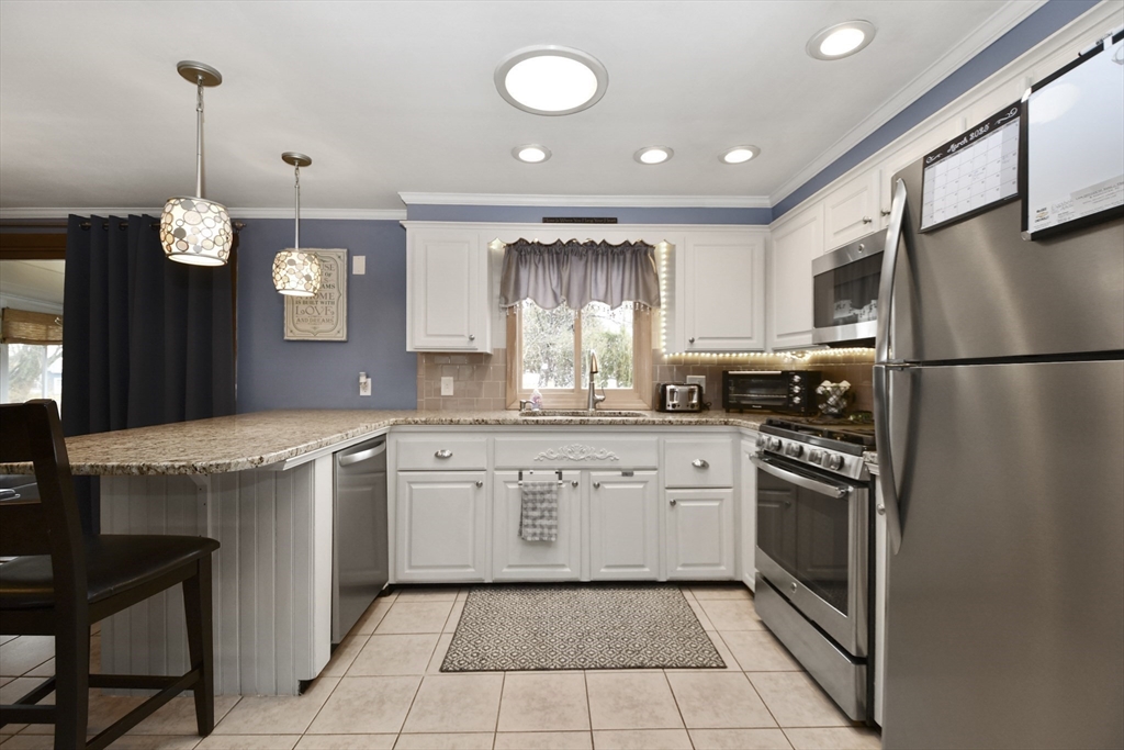 31 Cardinal Road Somerset, MA 02726 - Photo 10 of 40 Gallery Image 10