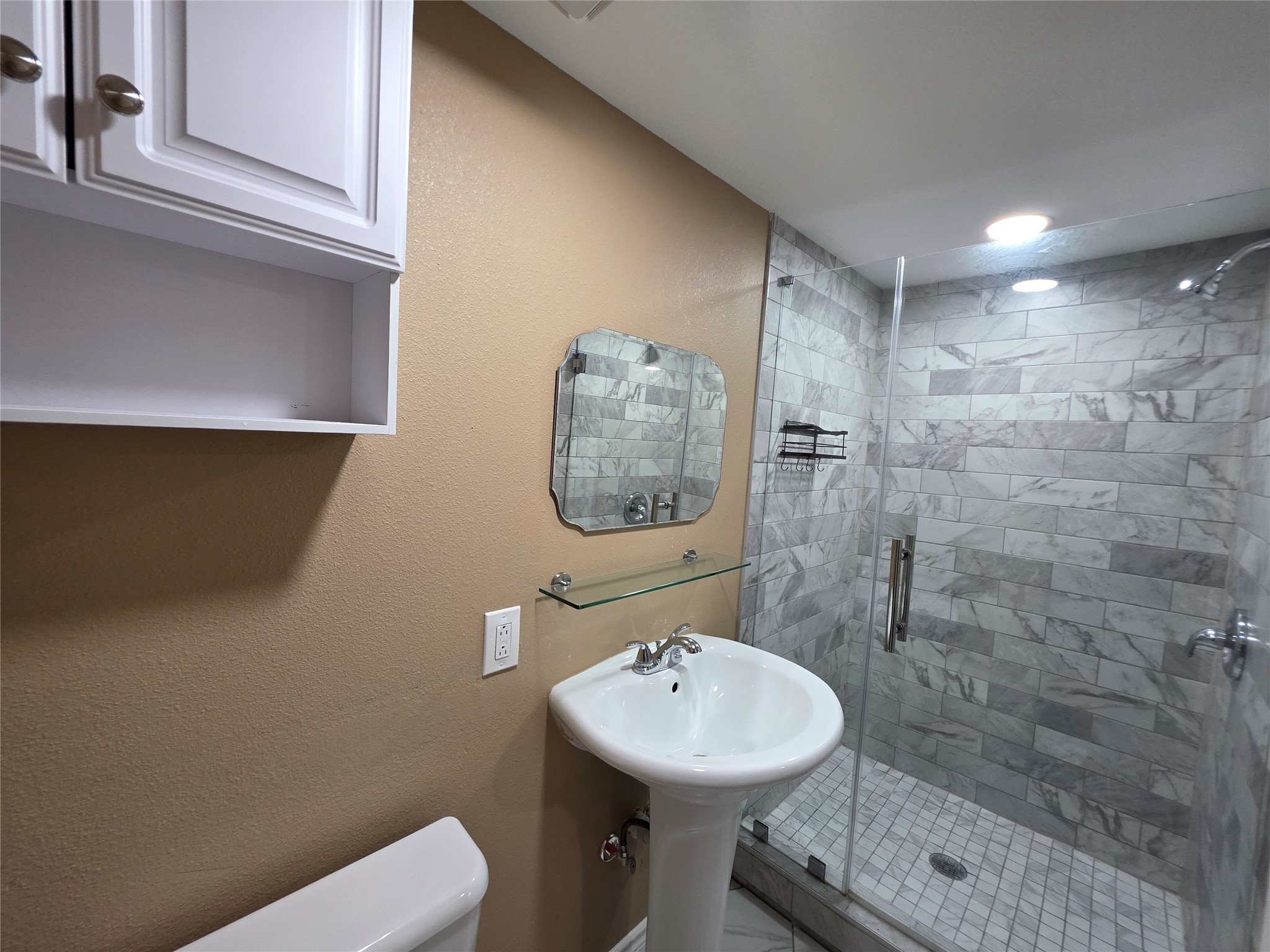 4105 Rutland Street Houston, TX 77018 - Photo 6 of 34 Ensuit bathroom for primary bedroom!