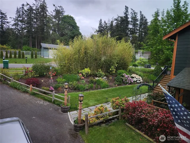 a view of a backyard