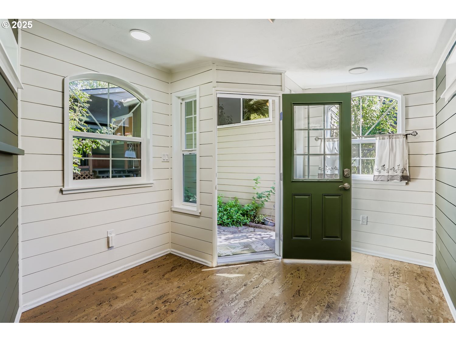 8525 Southwest Davies Road Beaverton, OR 97008 - Photo 18 of 26 Studio