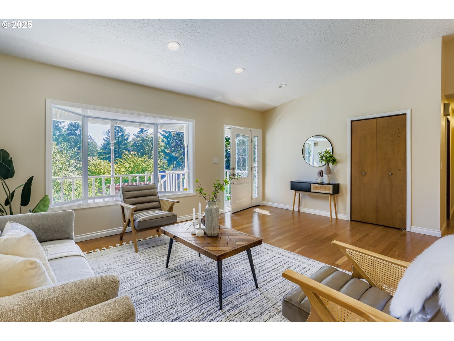 8525 Southwest Davies Road Beaverton, OR 97008 - Photo 4 of 26 Living Room