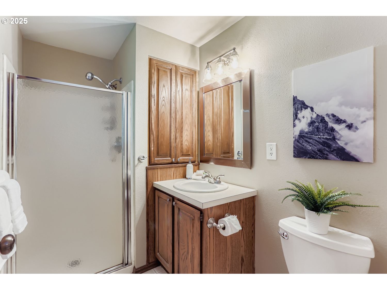 8525 Southwest Davies Road Beaverton, OR 97008 - Photo 10 of 26 Bathroom, Attached