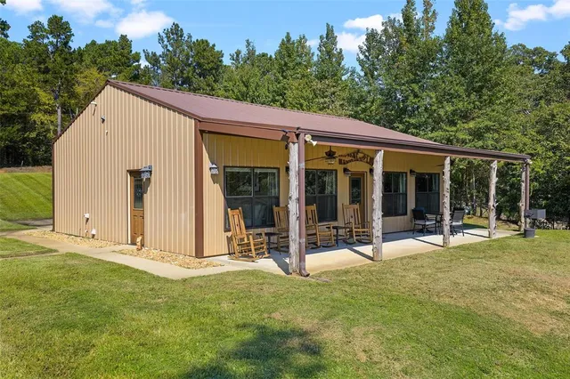 a view of a house with backyard and garden
