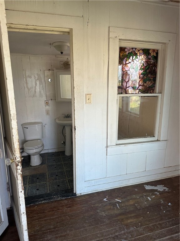 308 Mc Guill Street Refugio, TX 78377 - Photo 19 of 28 a view of a hallway with wooden floor and a window