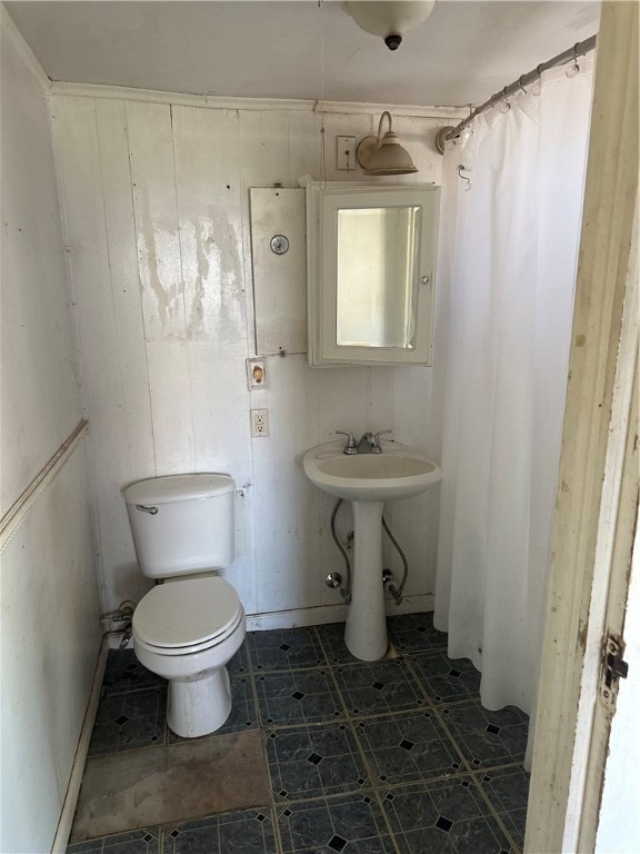 308 Mc Guill Street Refugio, TX 78377 - Photo 20 of 28 a bathroom with a toilet sink and shower