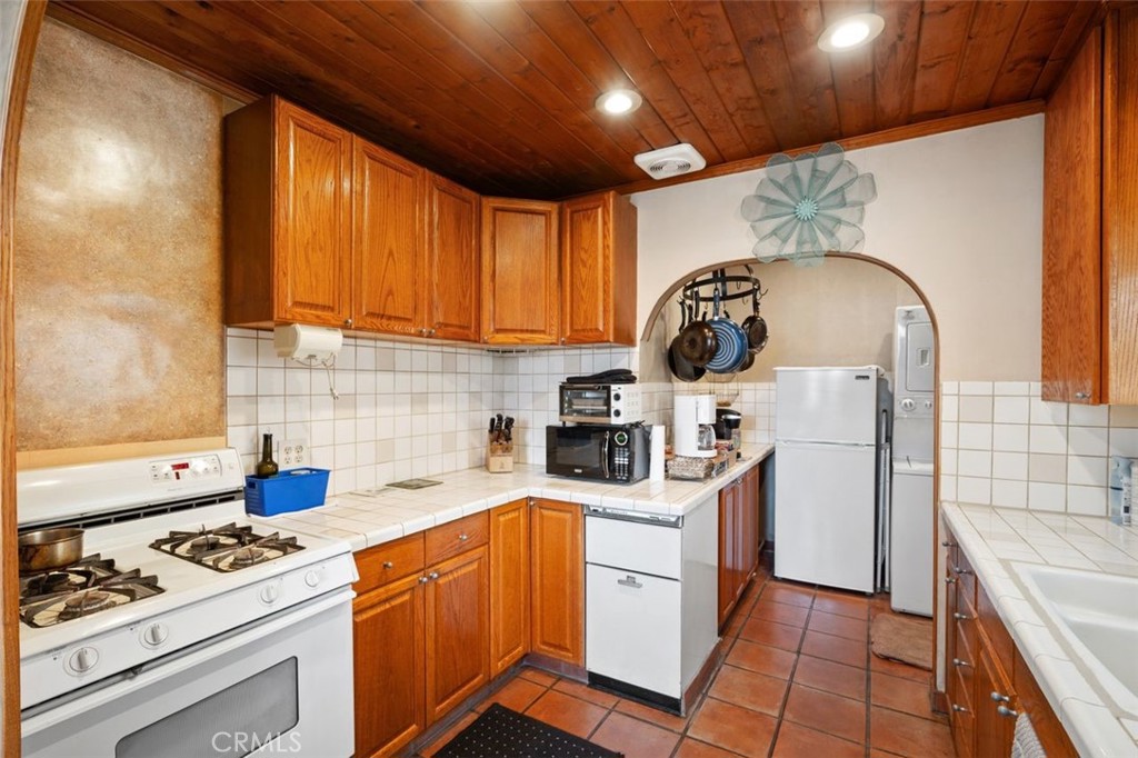 330 El Nido Avenue Pasadena, CA 91107 - Photo 16 of 41 a kitchen with a stove a sink and a refrigerator