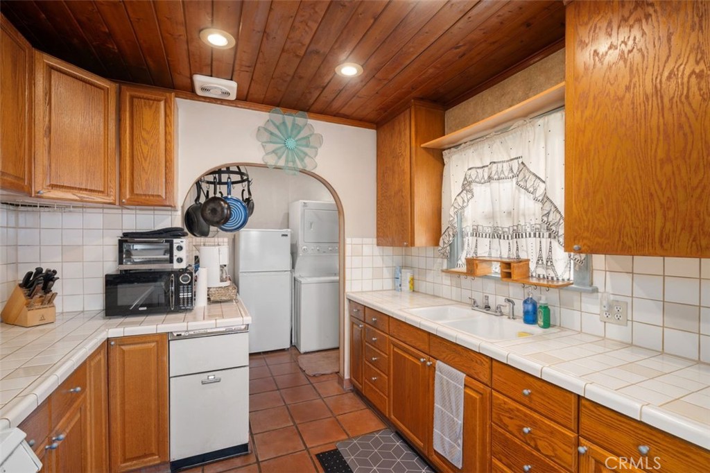 330 El Nido Avenue Pasadena, CA 91107 - Photo 18 of 41 a kitchen with a sink cabinets and window