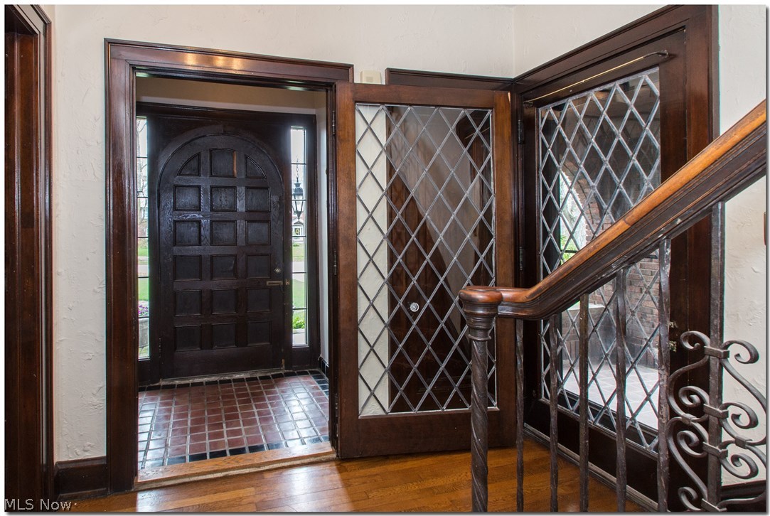 2583 Wellington Road Cleveland, OH 44118 - Photo 2 of 35 Gallery Image 2