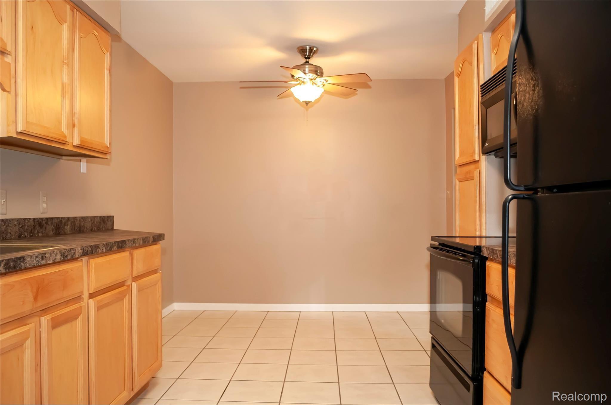 529 East University Drive, Unit 1201 Rochester, MI 48307 - Photo 4 of 24 Updated kitchen and dining room!