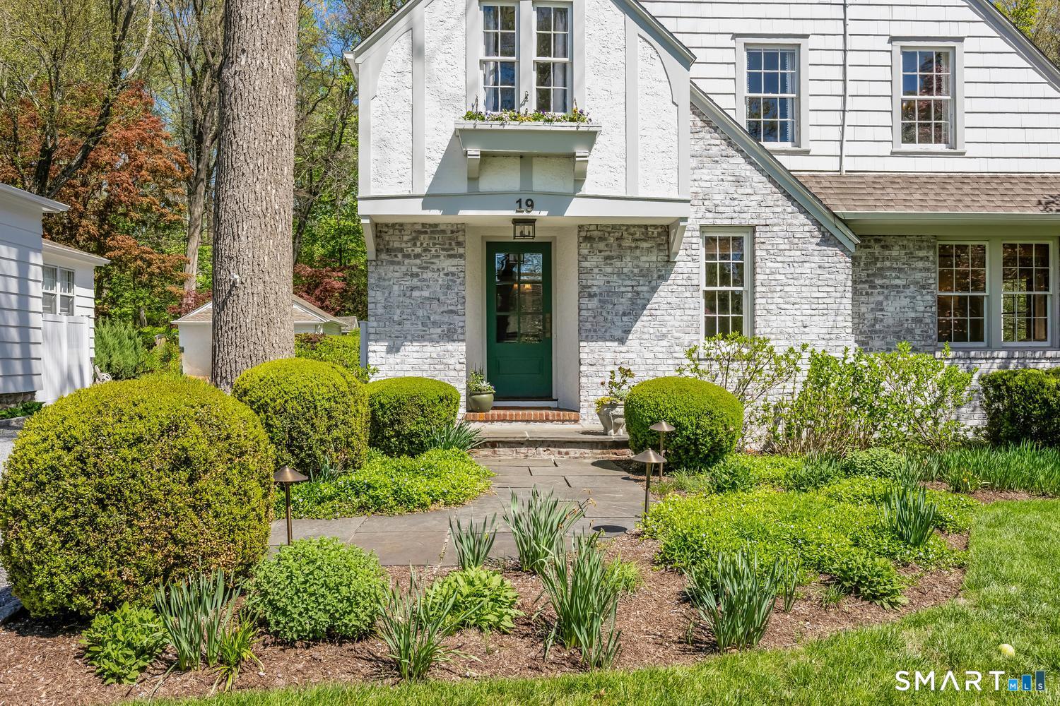 19 Chester Road Darien, CT 06820 - Photo 4 of 34