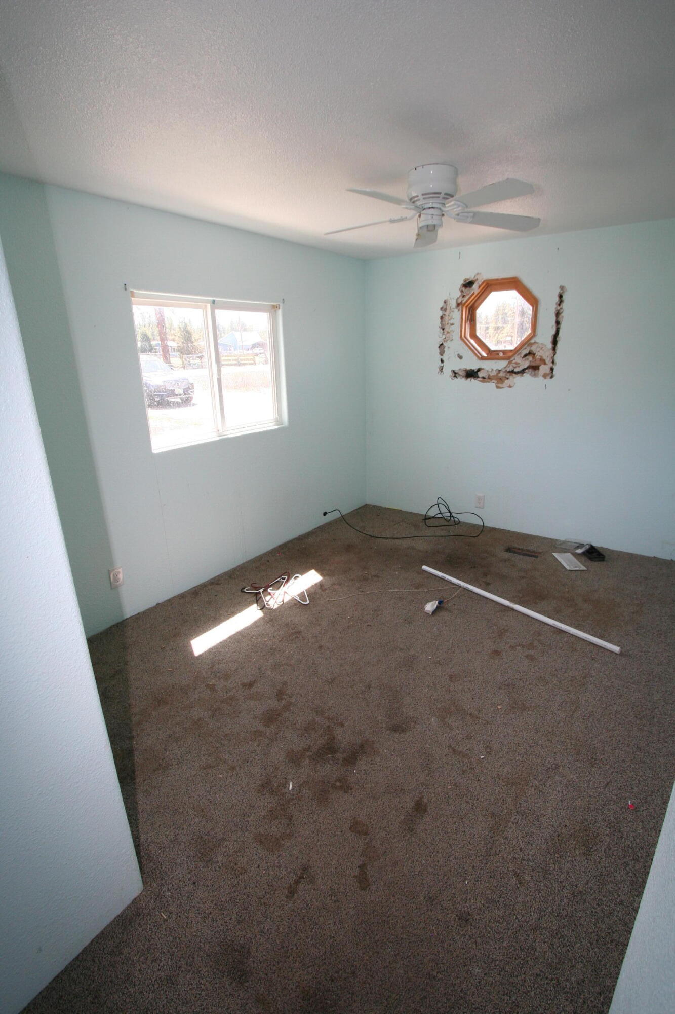 24667 Sprague River Road Sprague River, OR 97639 - Photo 17 of 38 an empty room with windows and ceiling fan