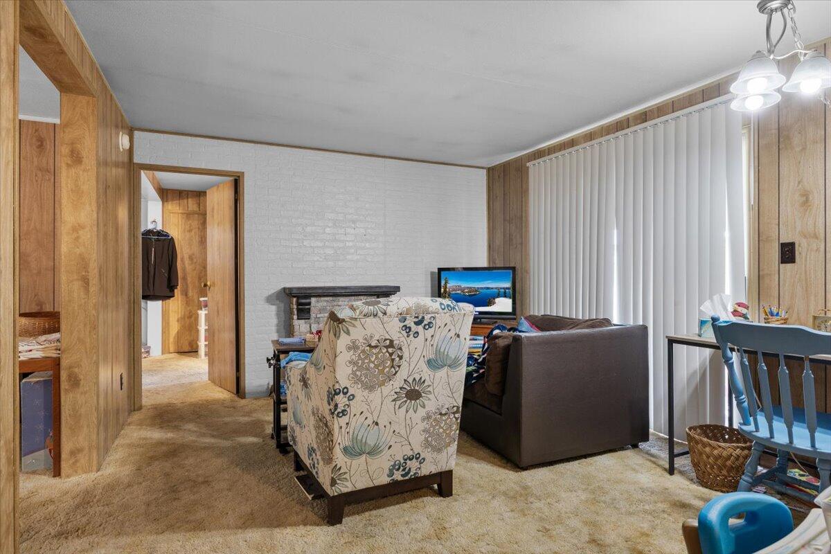 301 Freeman Road, Unit 92 Central Point, OR 97502 - Photo 7 of 16 a bed room with furniture and a window