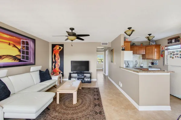 $1,800 | 33 Fanshaw A, Unit A, Boca Raton, FL 33434