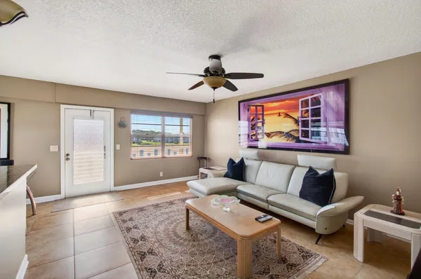 $1,800 | 33 Fanshaw A, Unit A, Boca Raton, FL 33434