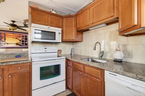 $1,800 | 33 Fanshaw A, Unit A, Boca Raton, FL 33434