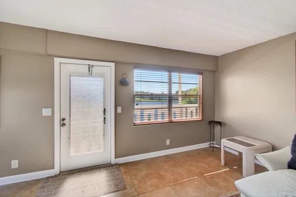 $1,800 | 33 Fanshaw A, Unit A, Boca Raton, FL 33434