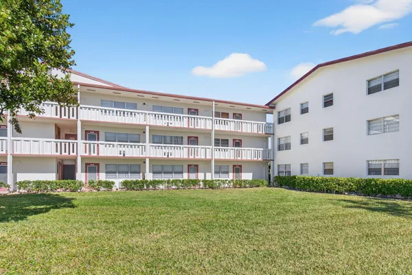 $1,800 | 33 Fanshaw A, Unit A, Boca Raton, FL 33434