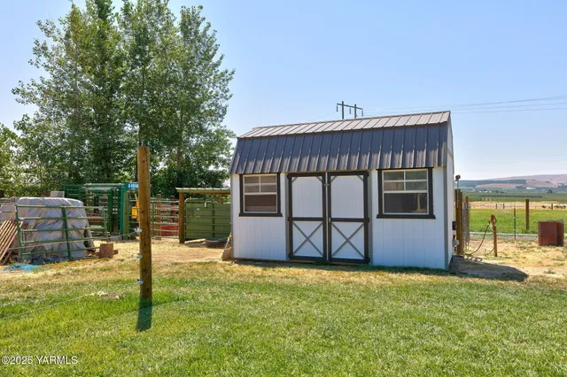 a view of a backyard with a sink