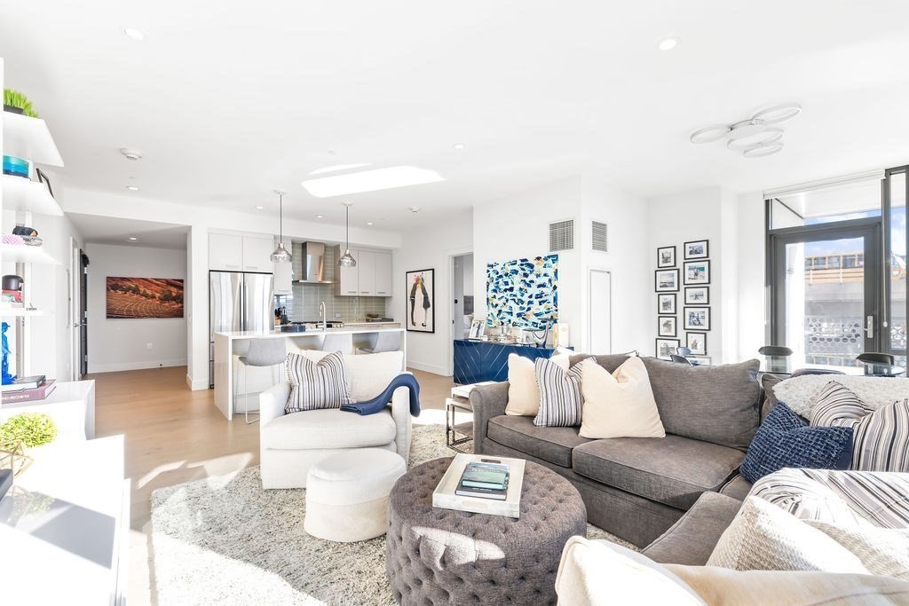 40 Traveler Street, Unit 303 Boston, MA 02118 - Photo 8 of 42 a living room with furniture and a large window