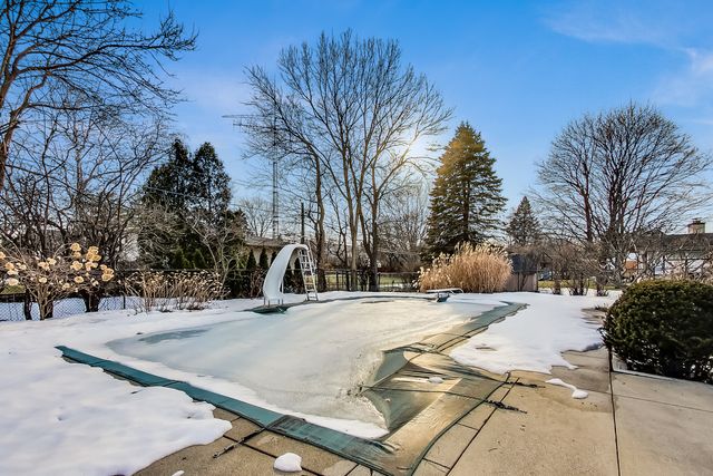 $686,000 | 2555 Canterbury Drive, Northbrook, IL 60062