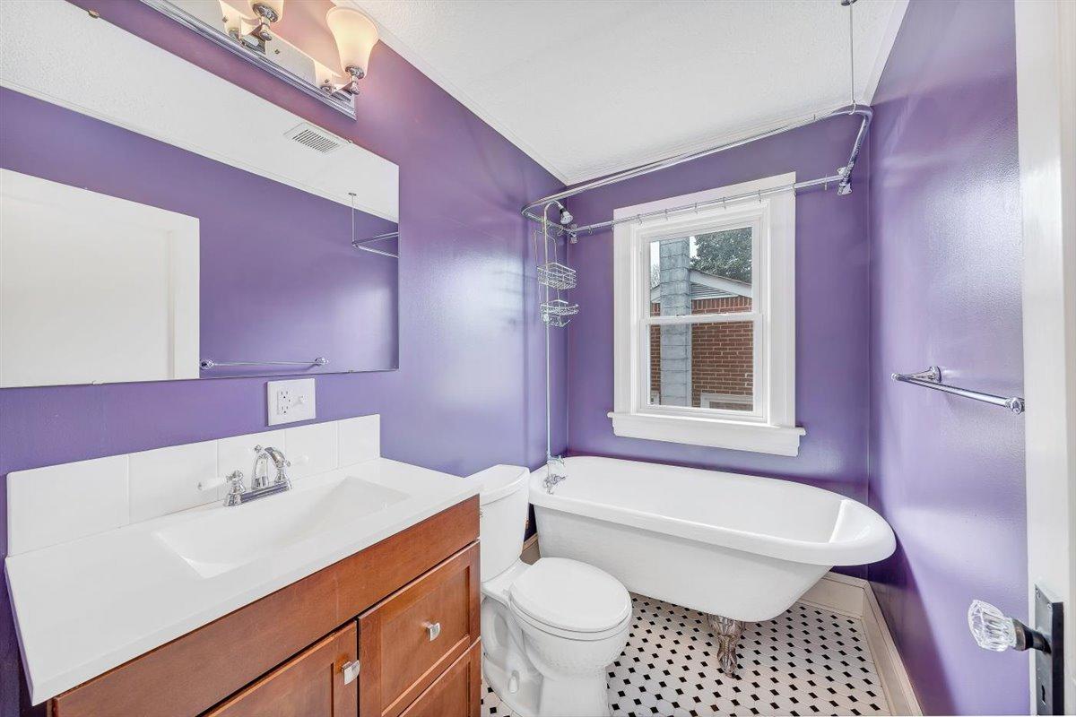 2502 Alberta Avenue Southwest Roanoke, VA 24015 - Photo 19 of 25 19.Upper Bath