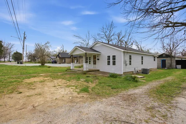 a view of a yard with a house
