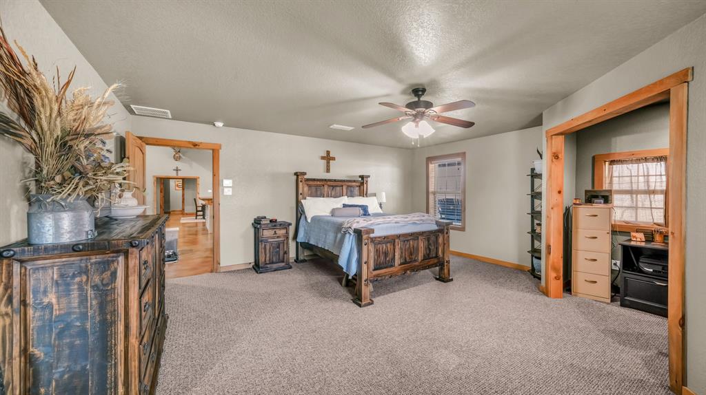 6500 Fm Road, Unit 1885 Weatherford, TX 76088 - Photo 13 of 40 a living room with furniture and a chandelier