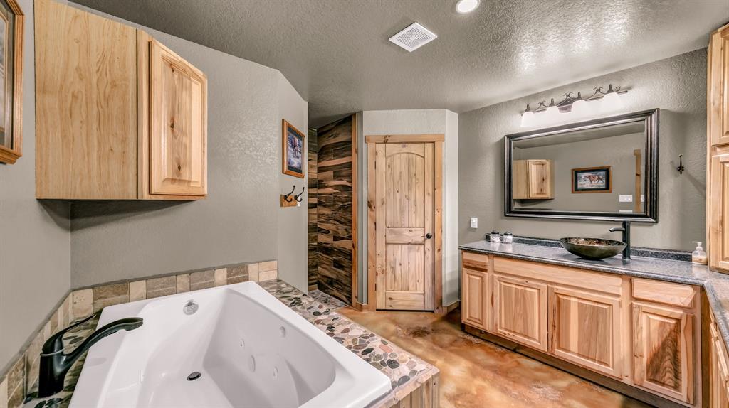6500 Fm Road, Unit 1885 Weatherford, TX 76088 - Photo 15 of 40 a bathroom with a tub sink and mirror
