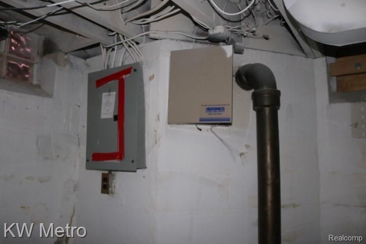 10463 Roxbury Street Detroit, MI 48224 - Photo 19 of 24 Circuit Breaker Electrical Panel