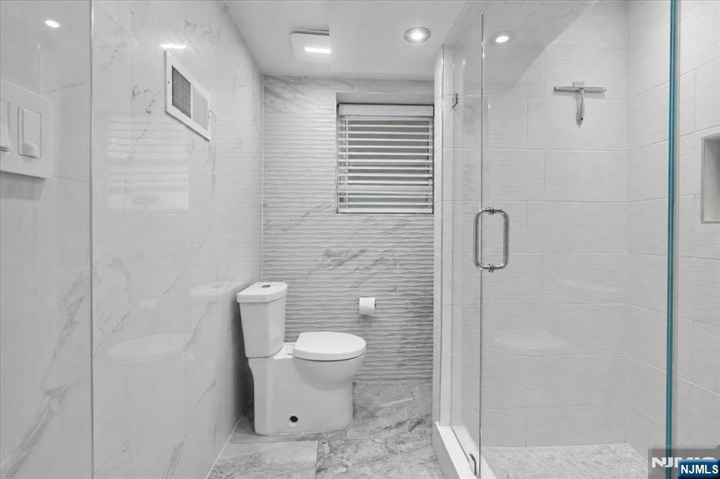 43 Berwyn Place Bergenfield, NJ 07621 - Photo 13 of 31