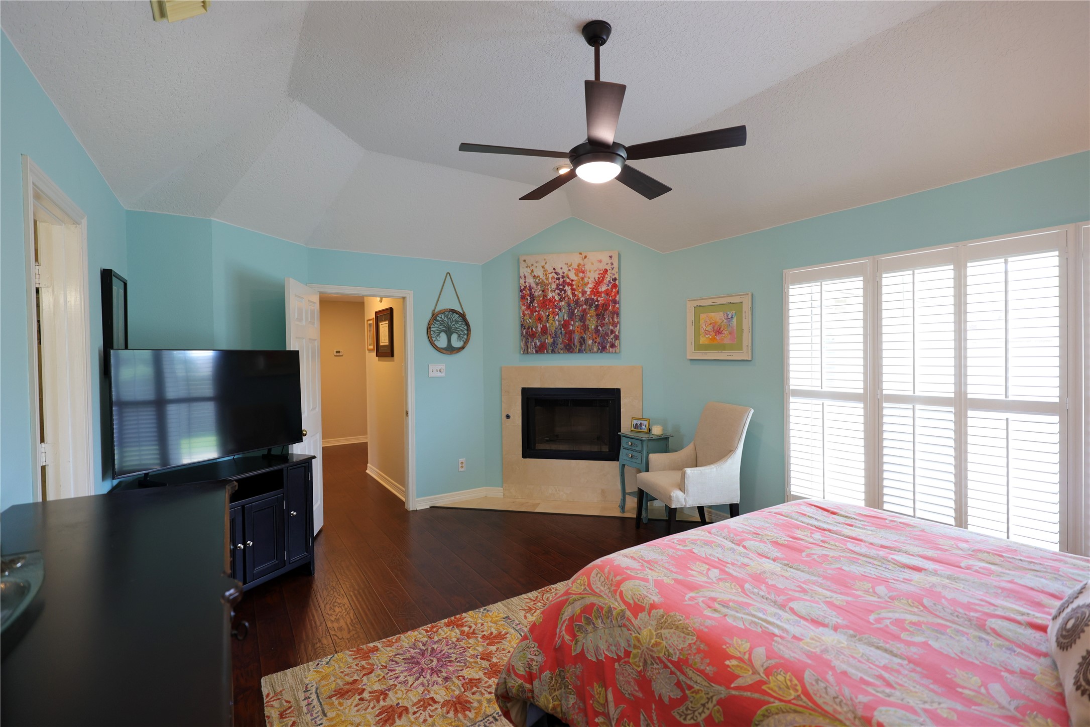 4 Lasso Court Angleton, TX 77515 - Photo 23 of 36 Vaulted ceilings