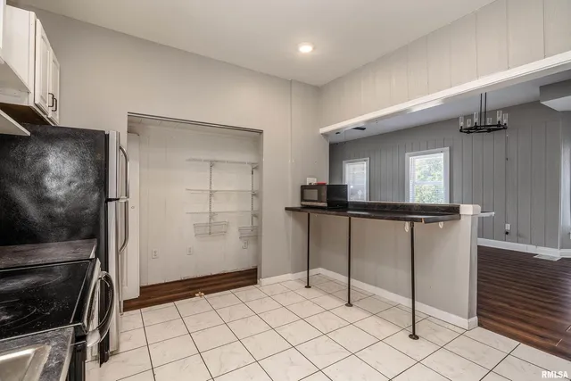 $215,000 | 609 South Poplar Street, Carbondale, IL 62901