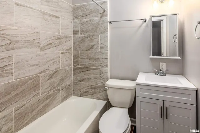 $215,000 | 609 South Poplar Street, Carbondale, IL 62901