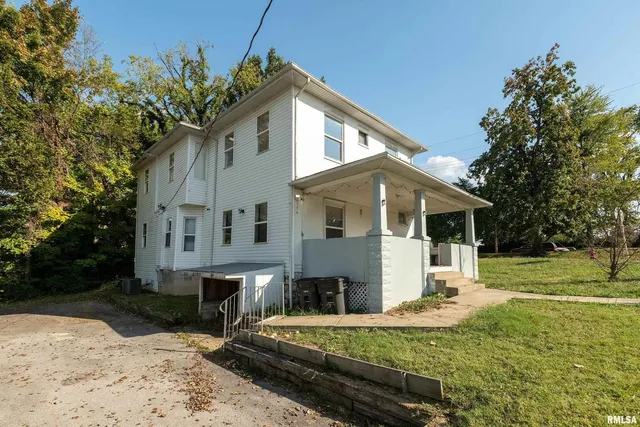 $215,000 | 609 South Poplar Street, Carbondale, IL 62901