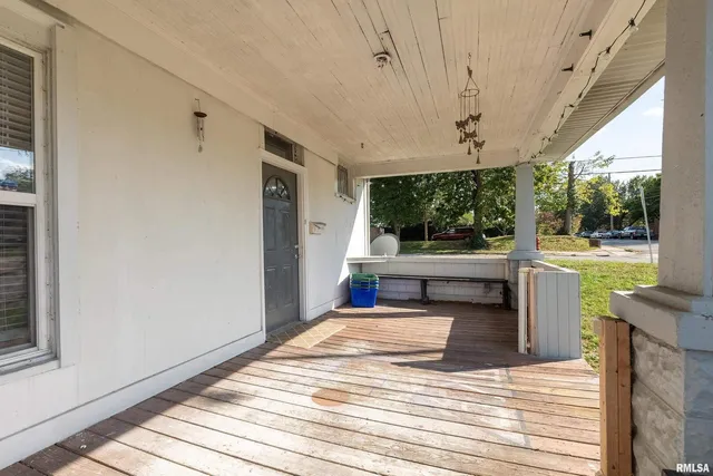 $215,000 | 609 South Poplar Street, Carbondale, IL 62901