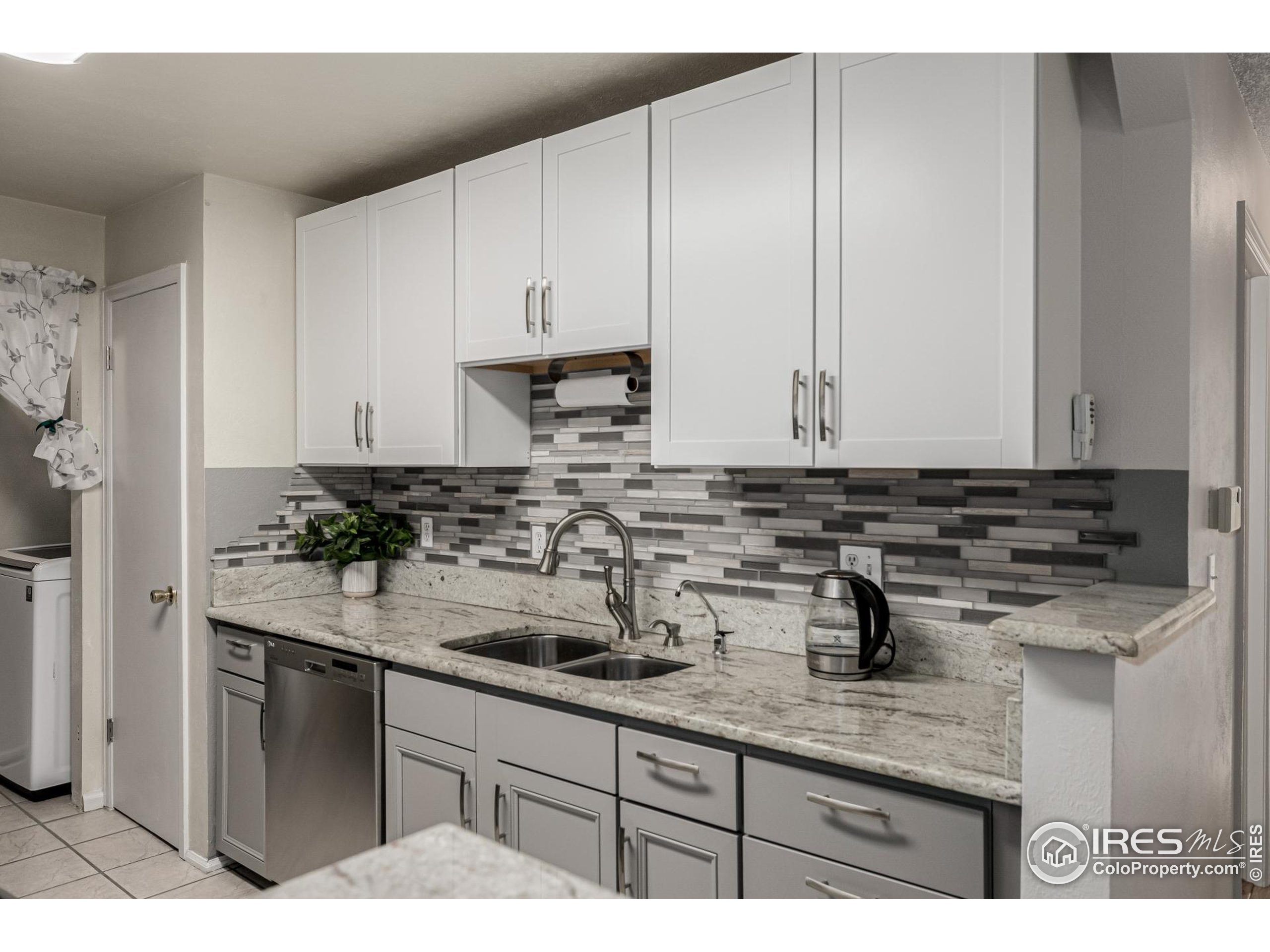 7624 Gray Way Arvada, CO 80003 - Photo 14 of 39