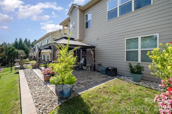 a view of a house with backyard and sitting area