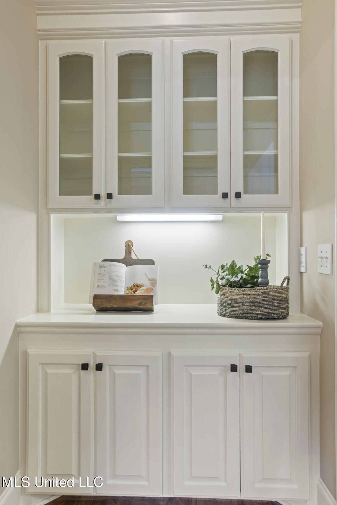 191 North Brandon Boulevard Brandon, MS 39042 - Photo 28 of 62 Built-in china cabinet off kitchen